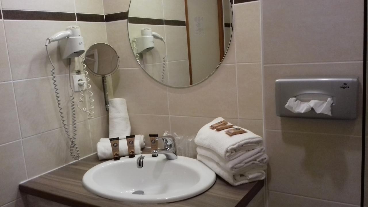 Hotel L'Escale Blanche เลซอร์ ภายนอก รูปภาพ