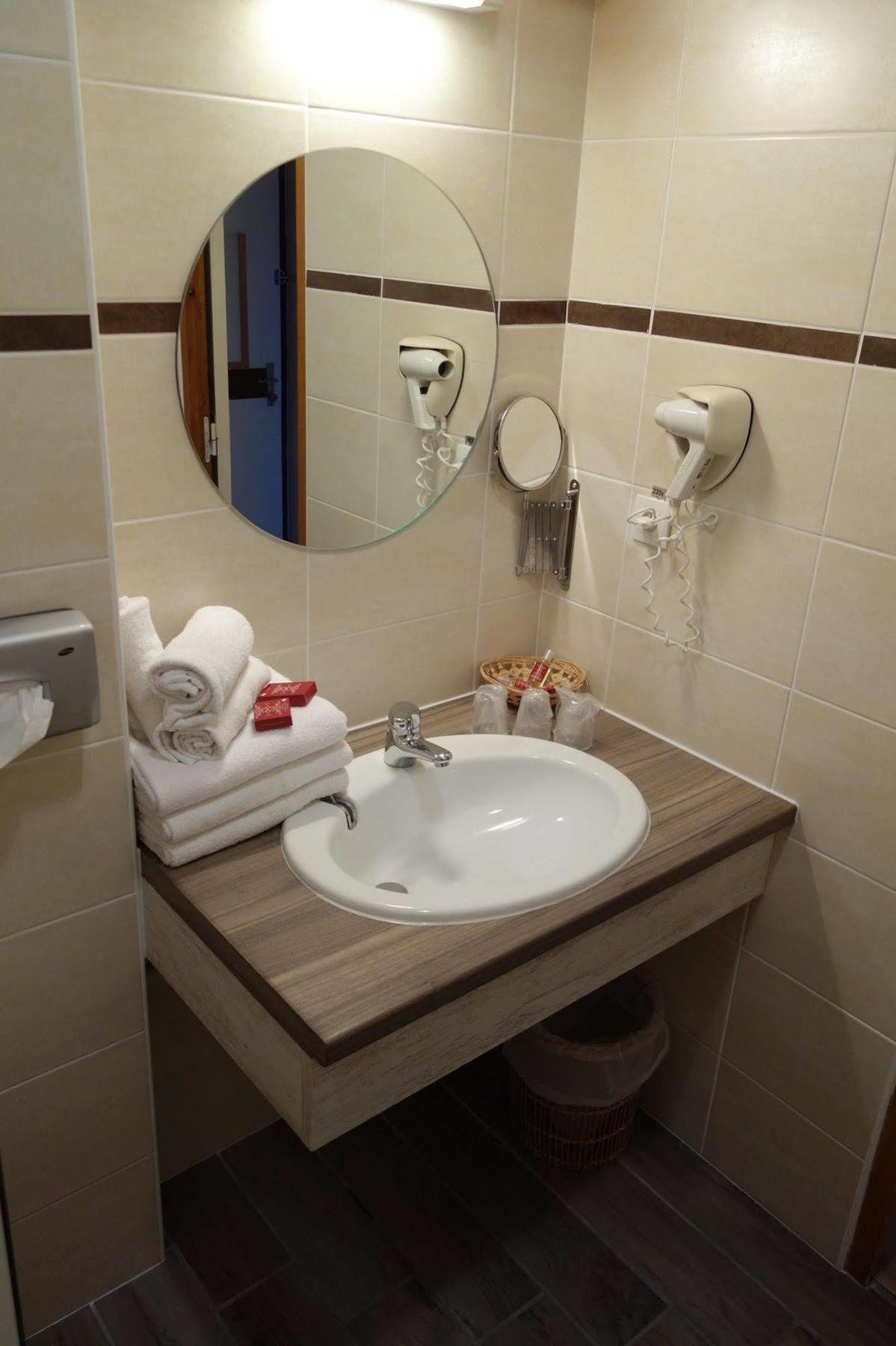 Hotel L'Escale Blanche เลซอร์ ภายนอก รูปภาพ